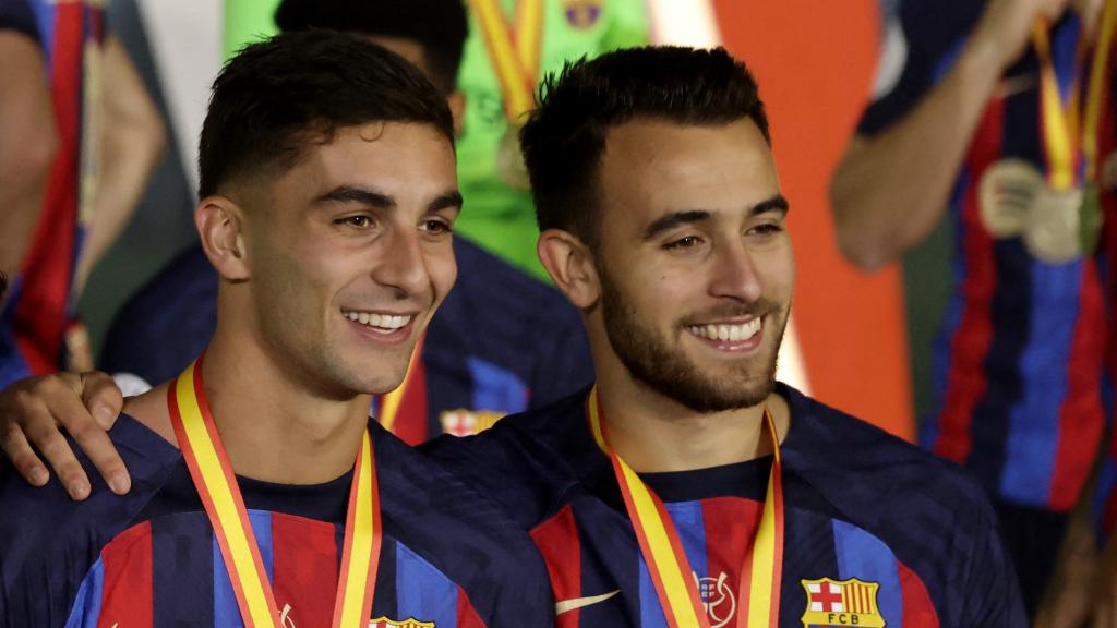 Ferran Torres y Eric García con el título de la Supercopa.