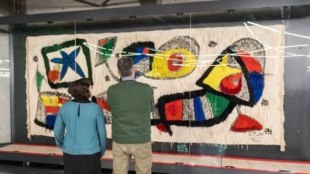 El tapiz, en el vestíbulo de CaixaForum Madrid. Foto: Fundación ”la Caixa”