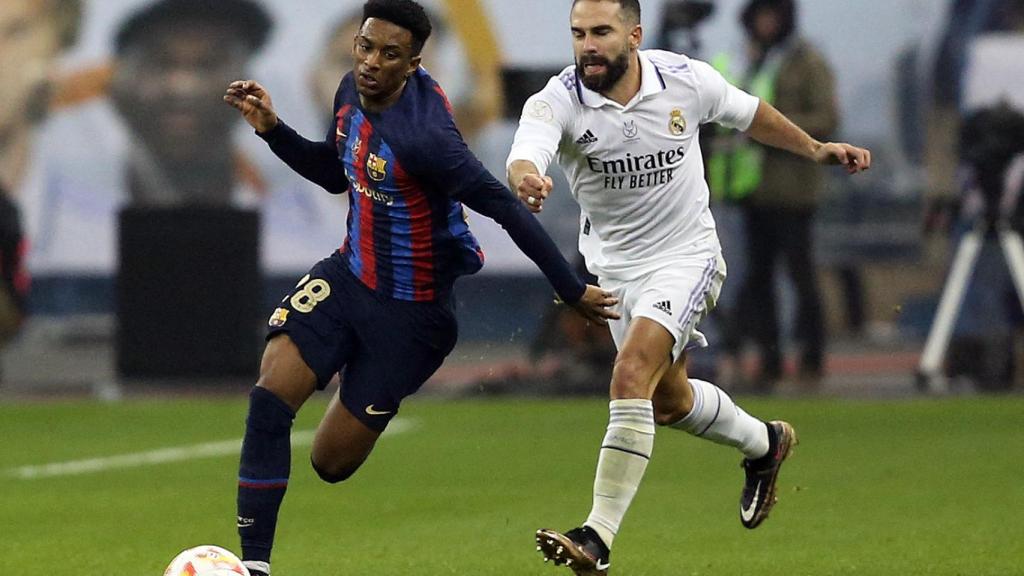 Dani Carvajal pelea un balón con Alejandro Balde