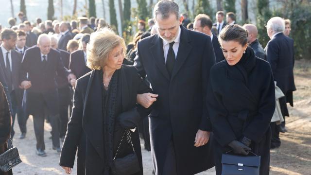 Doña Sofía acompañada por los Reyes, ayer en Tatoi (Acarnas), mientras Juan Carlos I camina unos metros más atrás ayudado por un asistente.