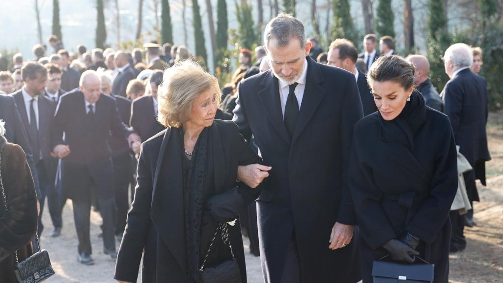 Doña Sofía acompañada por los Reyes, ayer en Tatoi (Acarnas), mientras Juan Carlos I camina unos metros más atrás ayudado por un asistente.