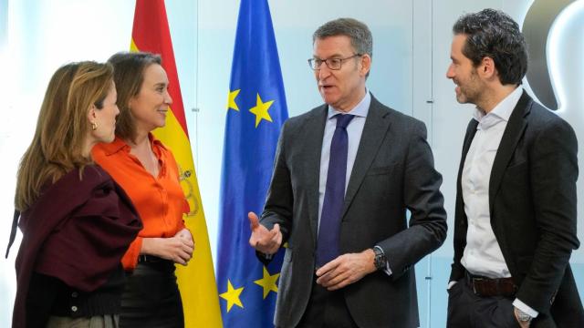Alberto Núñez Feijóo junto a Carmen Navarro, Cuca Gamarra y Borja Sémper, este lunes en la sede del PP.