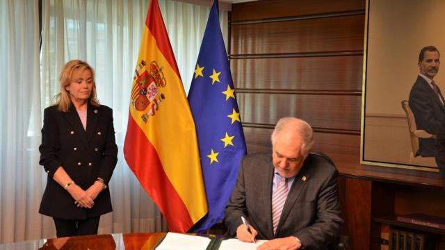 Conde-Pumpido firma su toma de posesión como presidente del TC el pasado 12 de enero. De pie, la vicepresidenta, Inmaculada Montalbán./