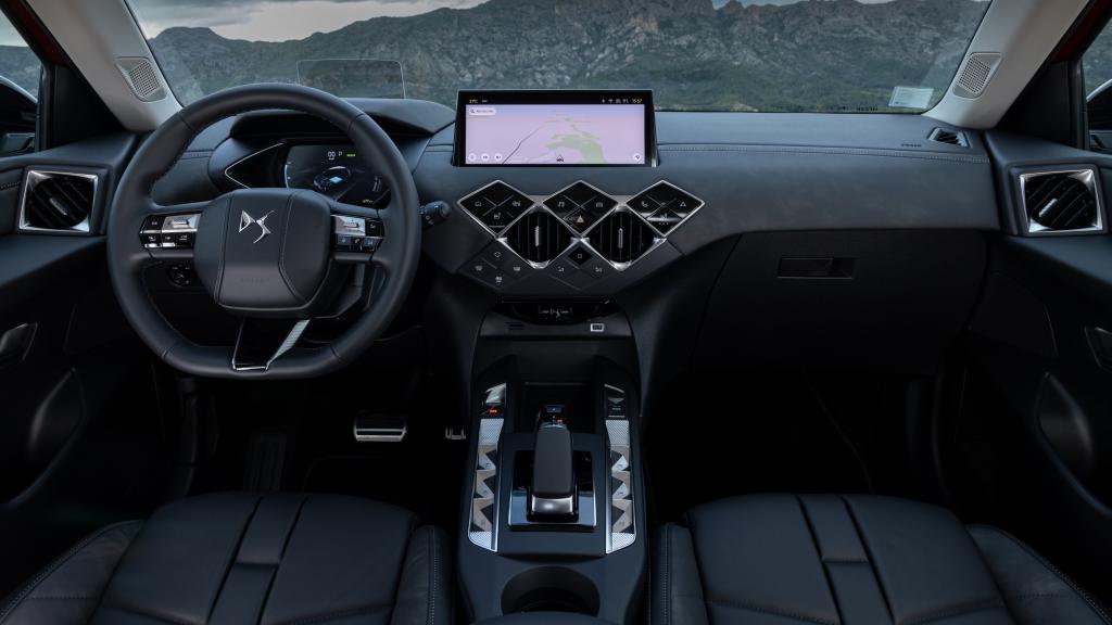 El DS3 tiene en su interior un volante rediseñado.