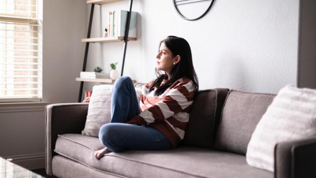 Una mujer, reflexionando.