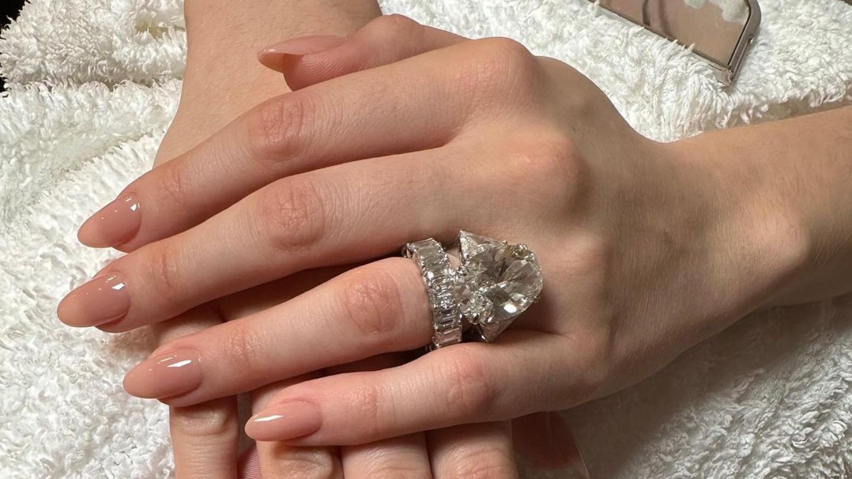 Nicola Peltz Beckham con manicura de Tom Bachik