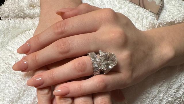 Nicola Peltz Beckham con manicura de Tom Bachik