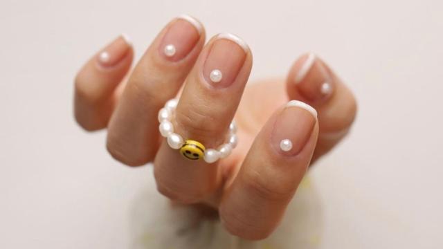 Detalle de manicura con perlas.