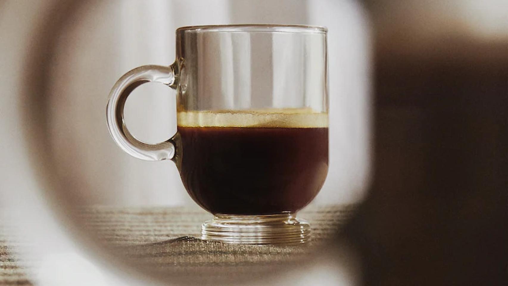 Detalle de una taza de vidrio.