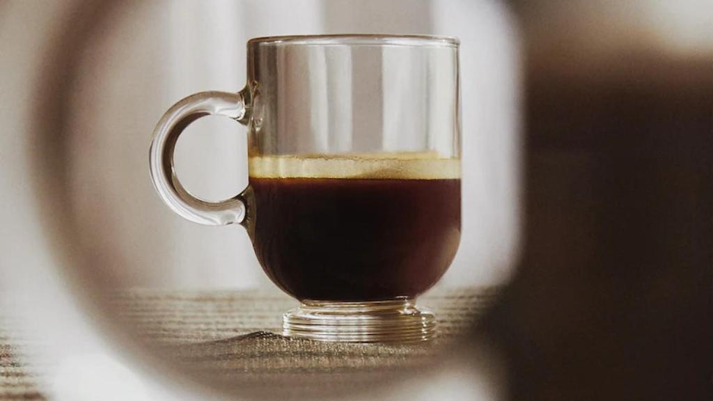 Detalle de una taza de vidrio.