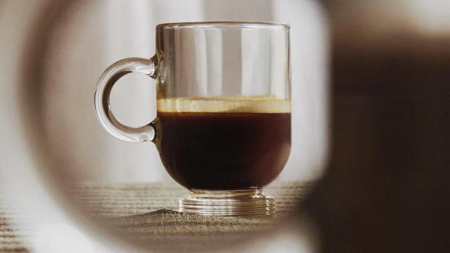 Detalle de una taza de vidrio.