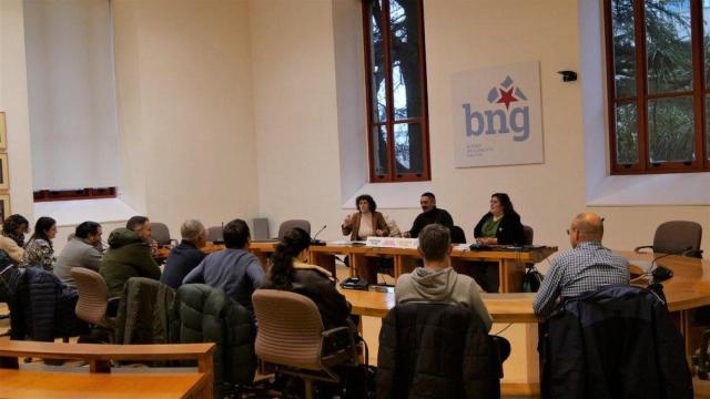 Reunión en el Parlamento con los vecinos de Lavacolla