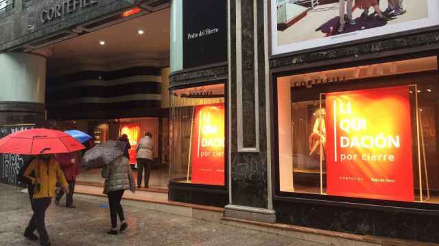 Carteles de liquidación en el establecimiento de Cortefiel en Vigo.