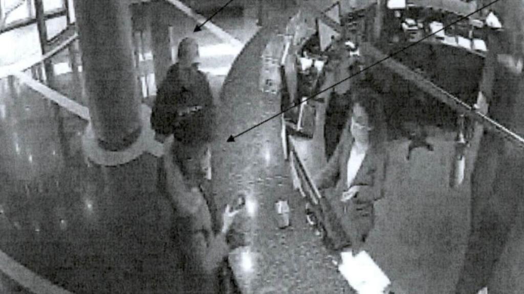 Nacho Jacob, con gorra, captado por las cámaras de seguridad de la recepción del Hotel Nelva de Murcia, junto a un adolescente que oculta su rostro tras una mascarilla.