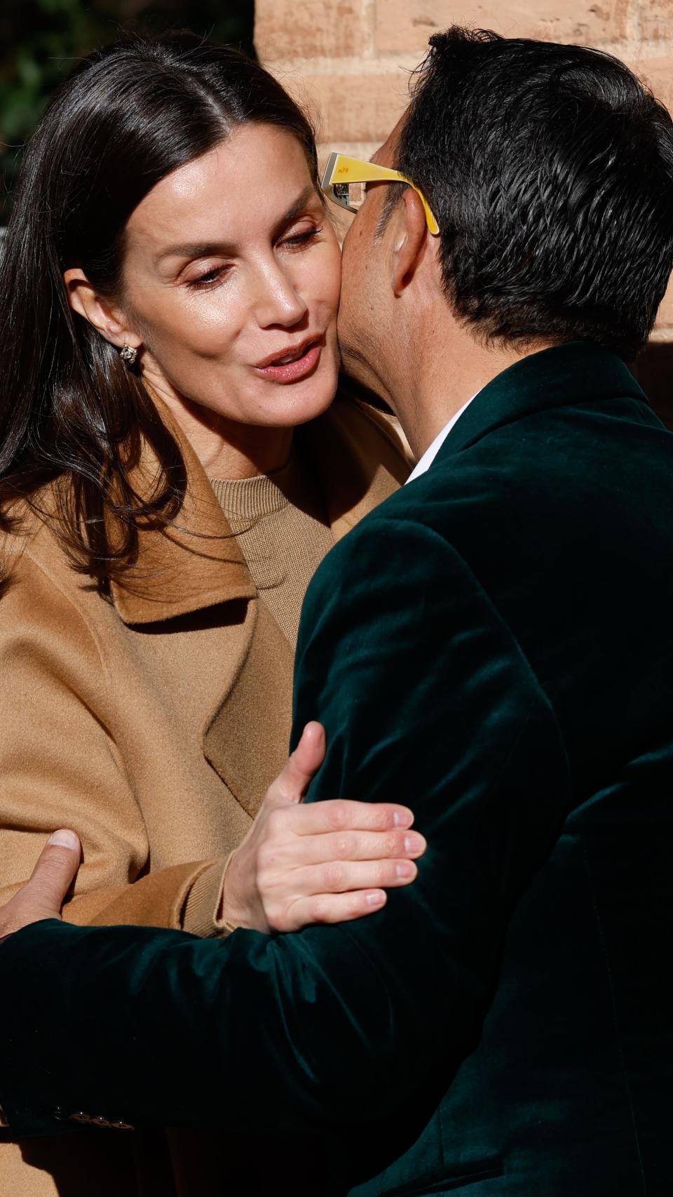 La reina Letizia es recibida por el presidente de la Federación Española de Enfermedades Raras (Feder), Juan Carrión, a su llegada una reunión de trabajo con Feder, este martes, en Madrid.