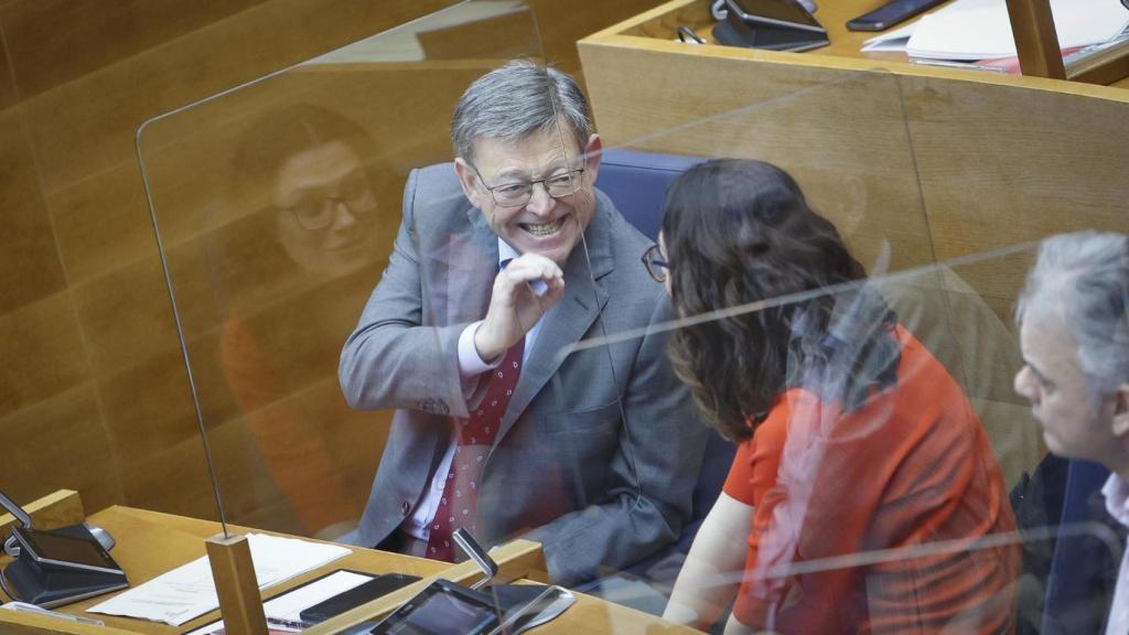 Ximo Puig conversa con Aitana Mas en un pleno reciente de las Cortes Valencias.