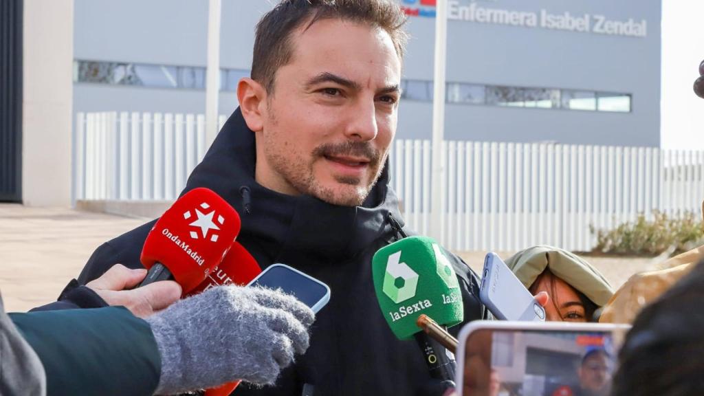 Lobato en su encuentro con los periodistas a las puertas del Zendal.