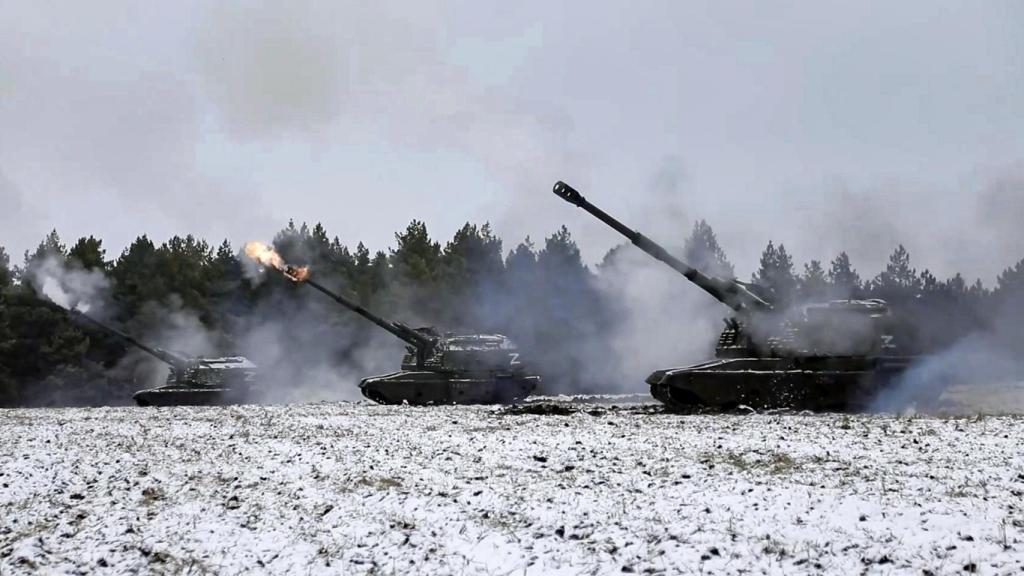 Obuses autopropulsados rusos disparando durante el combate en la región de Donetsk.