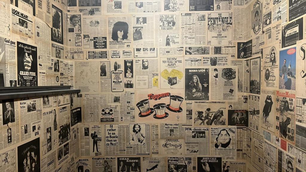 Pared empapelada con revistas.