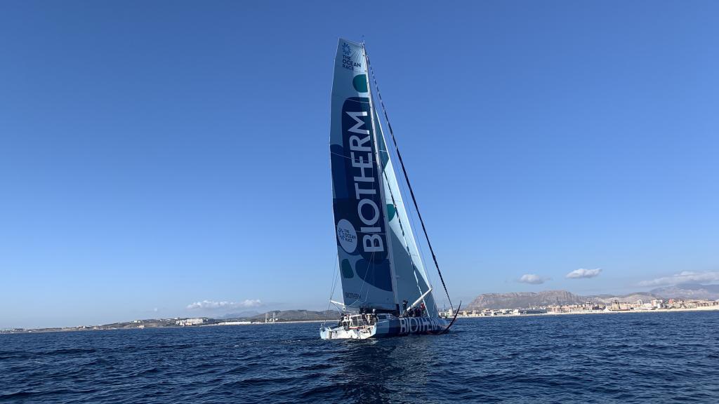 El barco del Biotherm Sailing Team en el puerto de Alicante