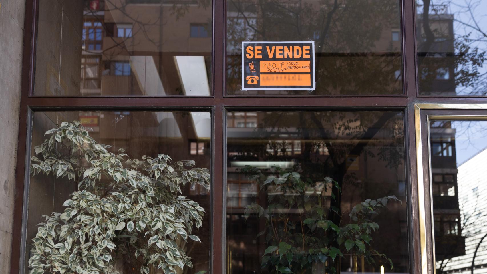 Un cartel anuncia la venta de un inmueble