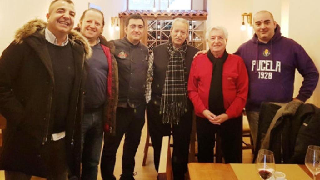 Javi, José Antonio, Diego, Antonio padre, un servidor y Antonio hijo posando tras el almuerzo.