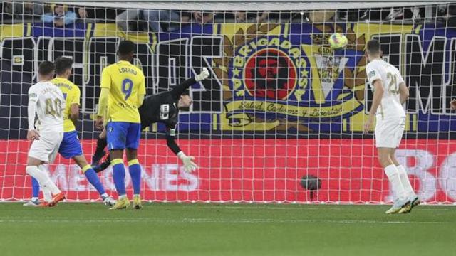 Gol del delantero uruguayo del Cádiz CF, Brian Ocampo, el primero de su equipo, durante el partido de LaLiga que enfrenta al Cádiz CF y el Elche CF este lunes en el Estadio Nuevo Mirandilla.