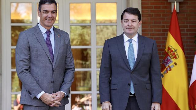 El presidente del Gobierno, Pedro Sánchez, en una imagen de archivo junto al presidente de la Junta, Alfonso Fernández Mañueco.