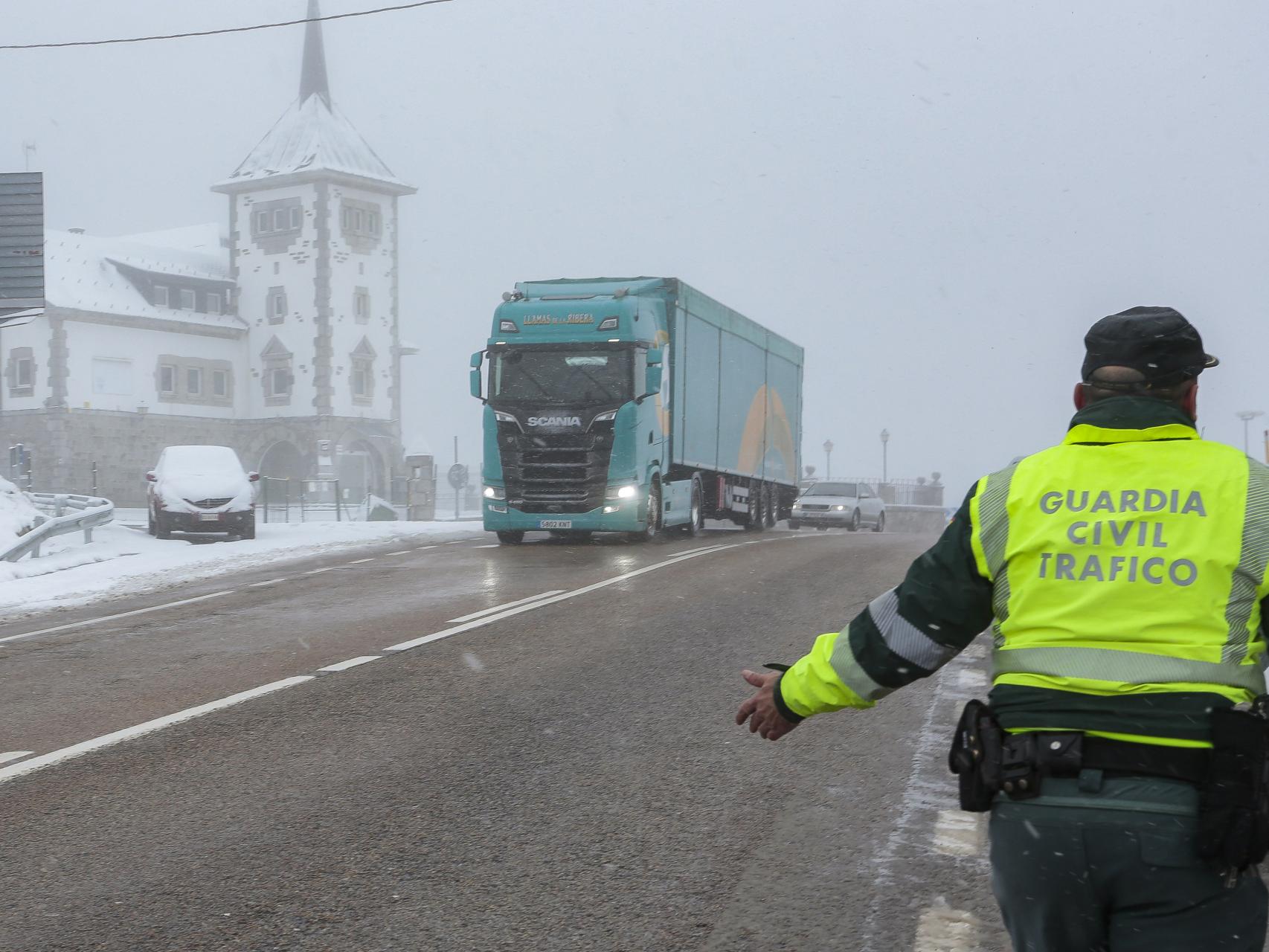 Nieve en el puerto leonés de Pajares.