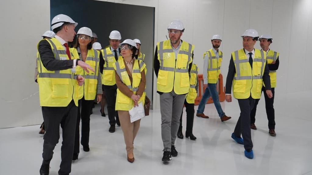 Óscar Puente en el centro de la imagen en su visita a las instalaciones de InoBat en Eslovaquia