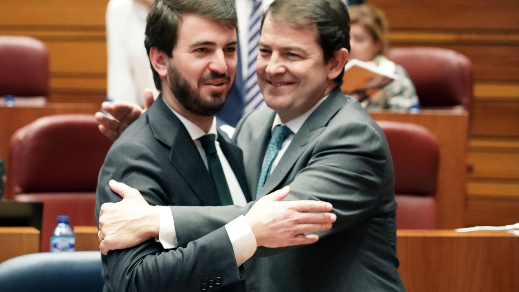 Alfonso Fernández Mañueco y Juan García - Gallardo en un pleno