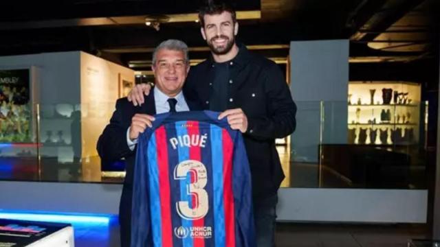 Gerard Piqué con Joan Laporta.