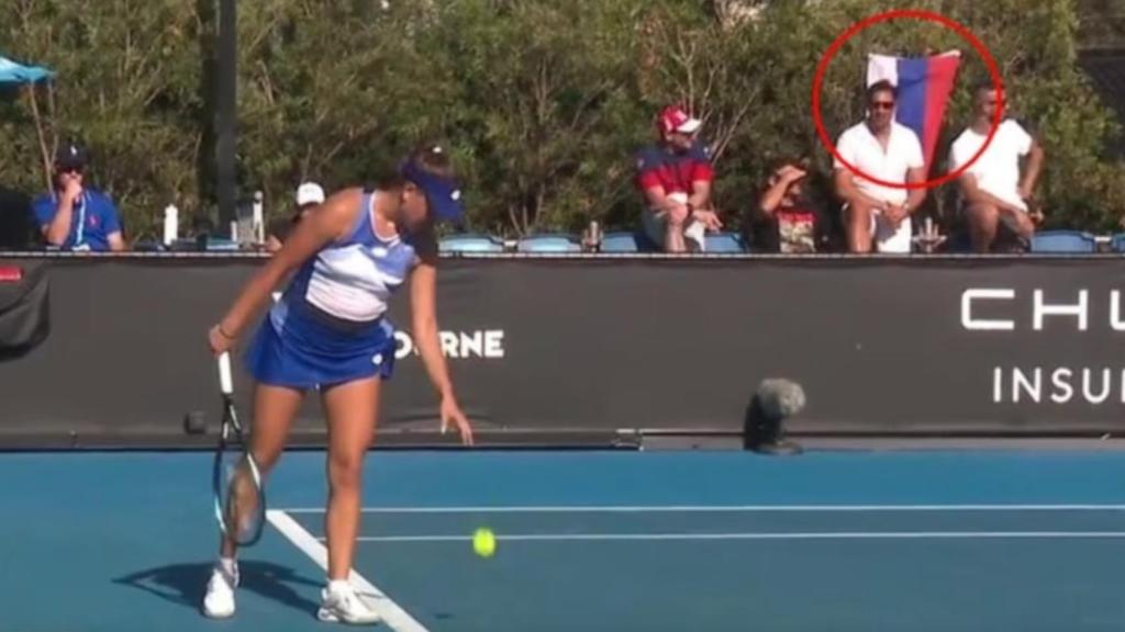 Bandera rusa durante un partido del Abierto de Australia