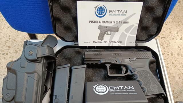 Una de las pistolas Ramón, recién llegada a una comandancia.