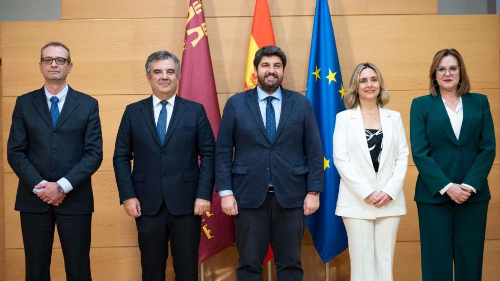 El presidente de Murcia, Fernando López Miras (c), junto a los nuevos consejeros Víctor Marín Navarro, Juan María Vázquez, y Conchita Ruiz, así como la vicepresidenta, Isabel Franco.