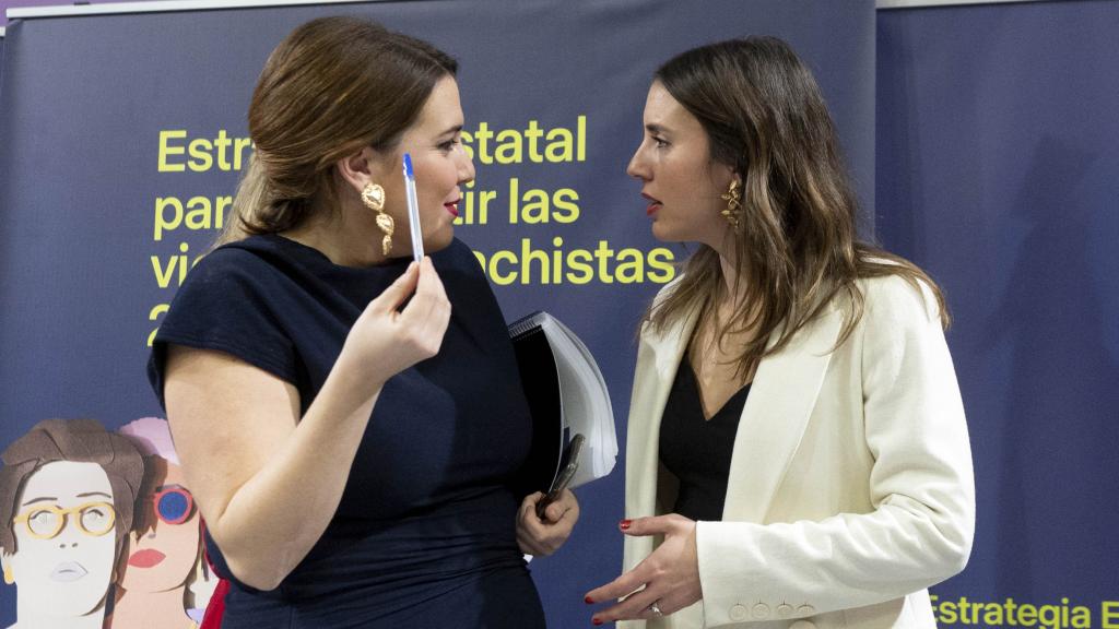 Irene Montero (d), junto a su 'número dos', Ángel Rodríguez.