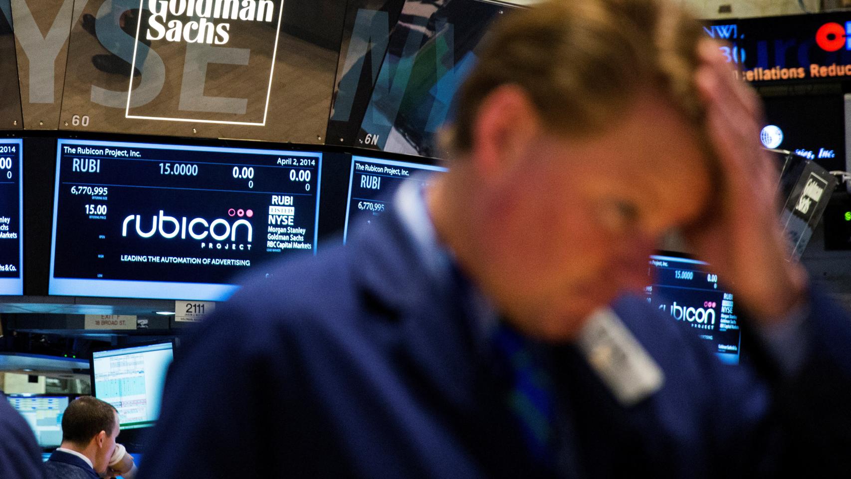 Una pantalla de la Bolsa de Nueva York en la que aparece un logo de Goldman Sachs.