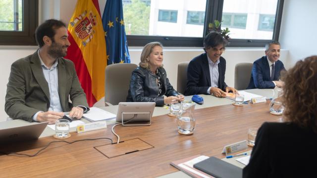 La vicepresidenta primera y ministra de Asuntos Económicos y Transformación Digital, Nadia Calviño, el secretario general del Tesoro y Financiación Internacional, Carlos Cuerpo, y el secretario de Estado de Economía y Apoyo a la Empresa, Gonzalo García Andrés.