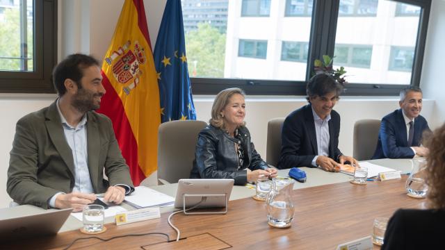 La vicepresidenta primera y ministra de Asuntos Económicos y Transformación Digital, Nadia Calviño, el secretario general del Tesoro y Financiación Internacional, Carlos Cuerpo, y el secretario de Estado de Economía y Apoyo a la Empresa, Gonzalo García Andrés.