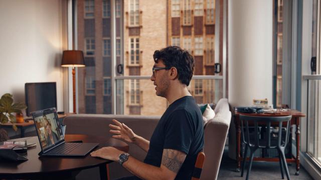 Un hombre manteniendo una reunión por videoconferencia en su ordenador portátil