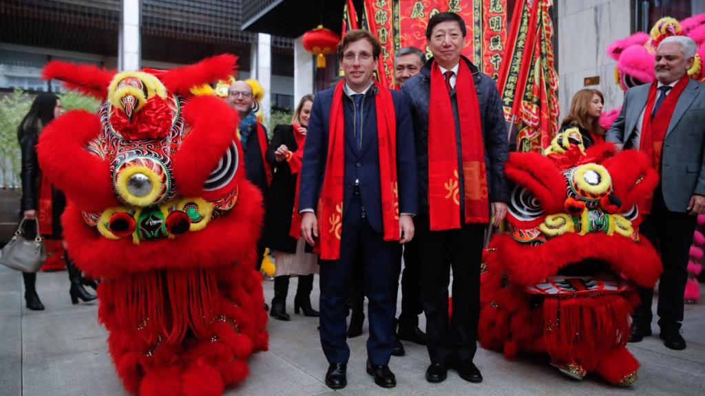 Almeida, y elembajador de China en España, Wu Haitao, durante su participación en la presentación del Año Nuevo Chino.