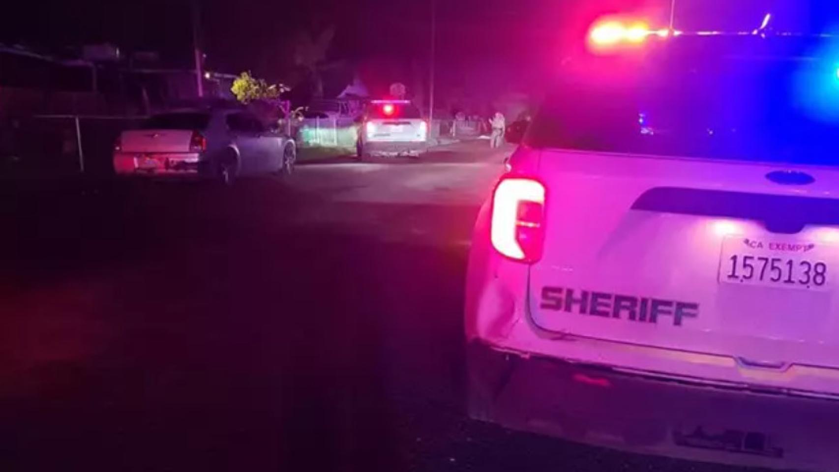 Un coche del Departamento del Sheriff en el lugar de los hechos.