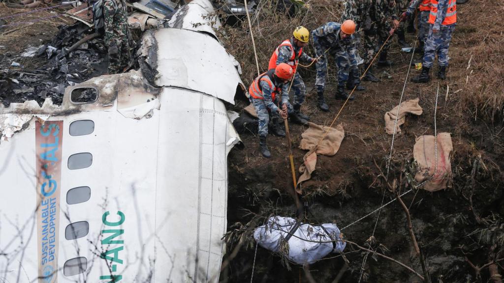 Accidente aéreo en Nepal, con los equipos de rescate recuperando los cuerpos.