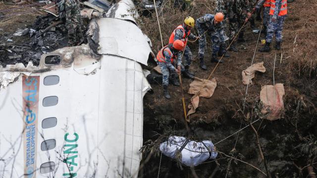 Accidente aéreo en Nepal, con los equipos de rescate recuperando los cuerpos.