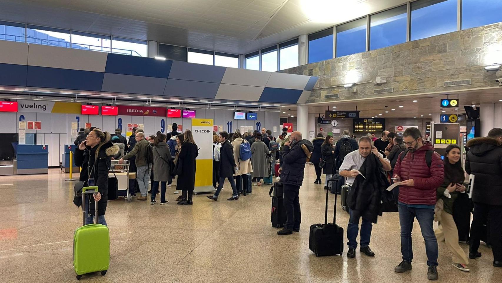 Pasajeros en la terminal de Alvedro.