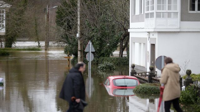 Un coche inundado en Begonte