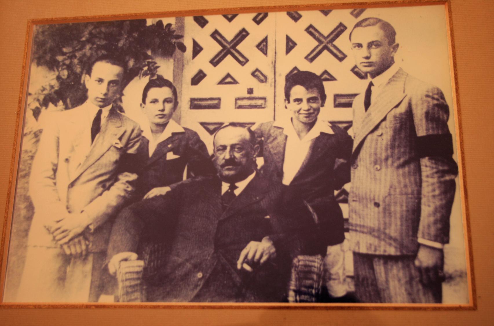 El bodeguero de Jerez y ganadero Juan Pedro Domecq Núñez de Villavicencio, fundador del encaste de toros que lleva su apellido, posa con sus cuatro hijos: de izquierda a derecha, Juan Pedro, Salvador (padre de María Domecq), Álvaro y Pedro o Perico.