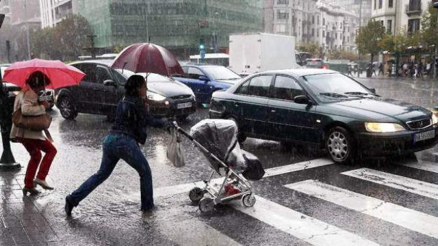 lluvia_peatones_coches_efe