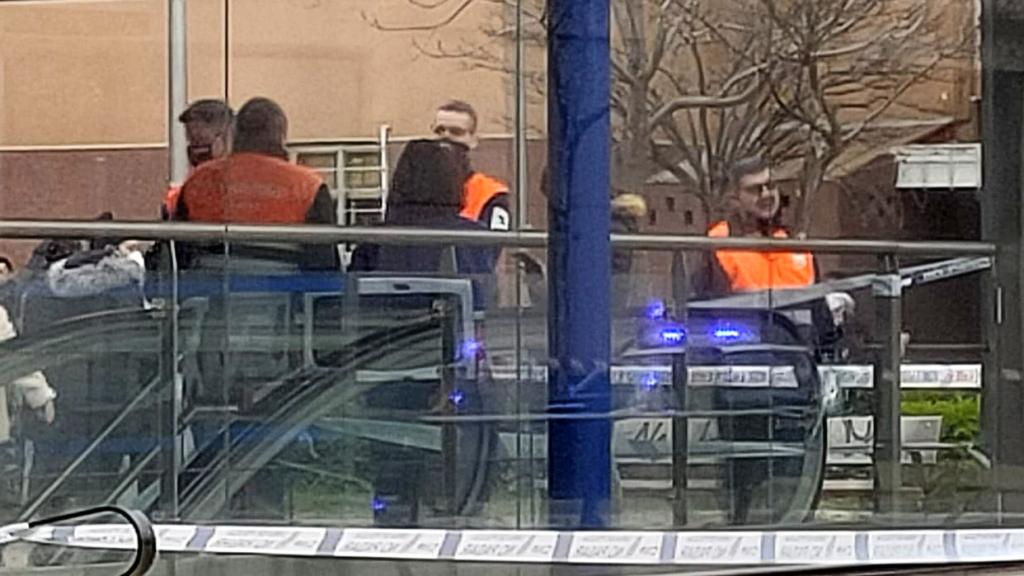 Uno de los disparos impactó en el cristal de la boca de Metro de Alsacia, como se aprecia en la esquina inferior derecha de esta fotografía.