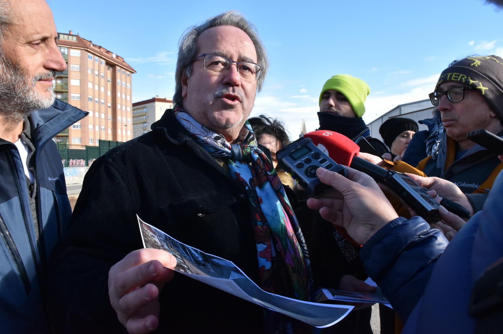 Francisco Guarido mostrando los planos de los aparcamientos